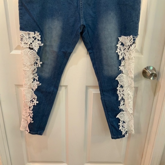 LACE CROPPED SLIM FIT JEANS PLUS SIZE 4X - Picture 3 of 10